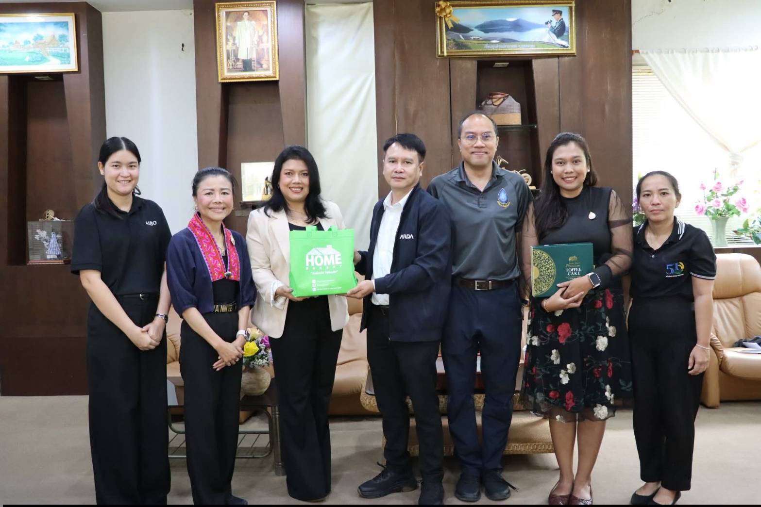 title - ผอ.ศพส. ให้การต้อนรับ รศ.ดร.พรรณี สวนเพลง ผู้อำนวยการศูนย์รวมผู้เชี่ยวชาญทางด้านการท่องเที่ยวเชิงวัฒนธรรมอาหาร และเจ้าหน้าที่ เยี่ยมชมกิจกรรมการดำเนินงานของศูนย์ส่งเสริมและพัฒนาอาชีพเสริมนอกภาคการเกษตร